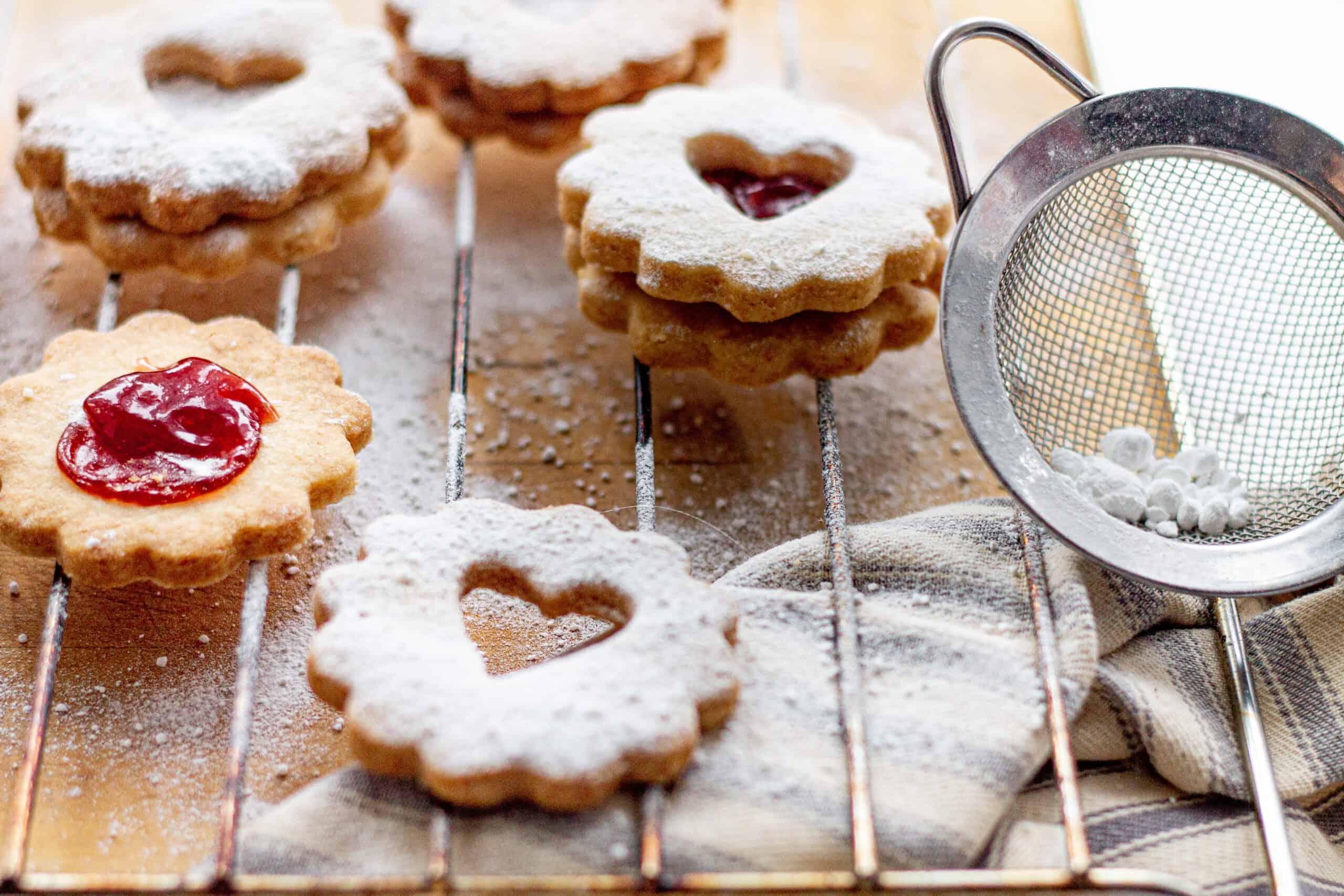 Sandwiching together linzer cookies