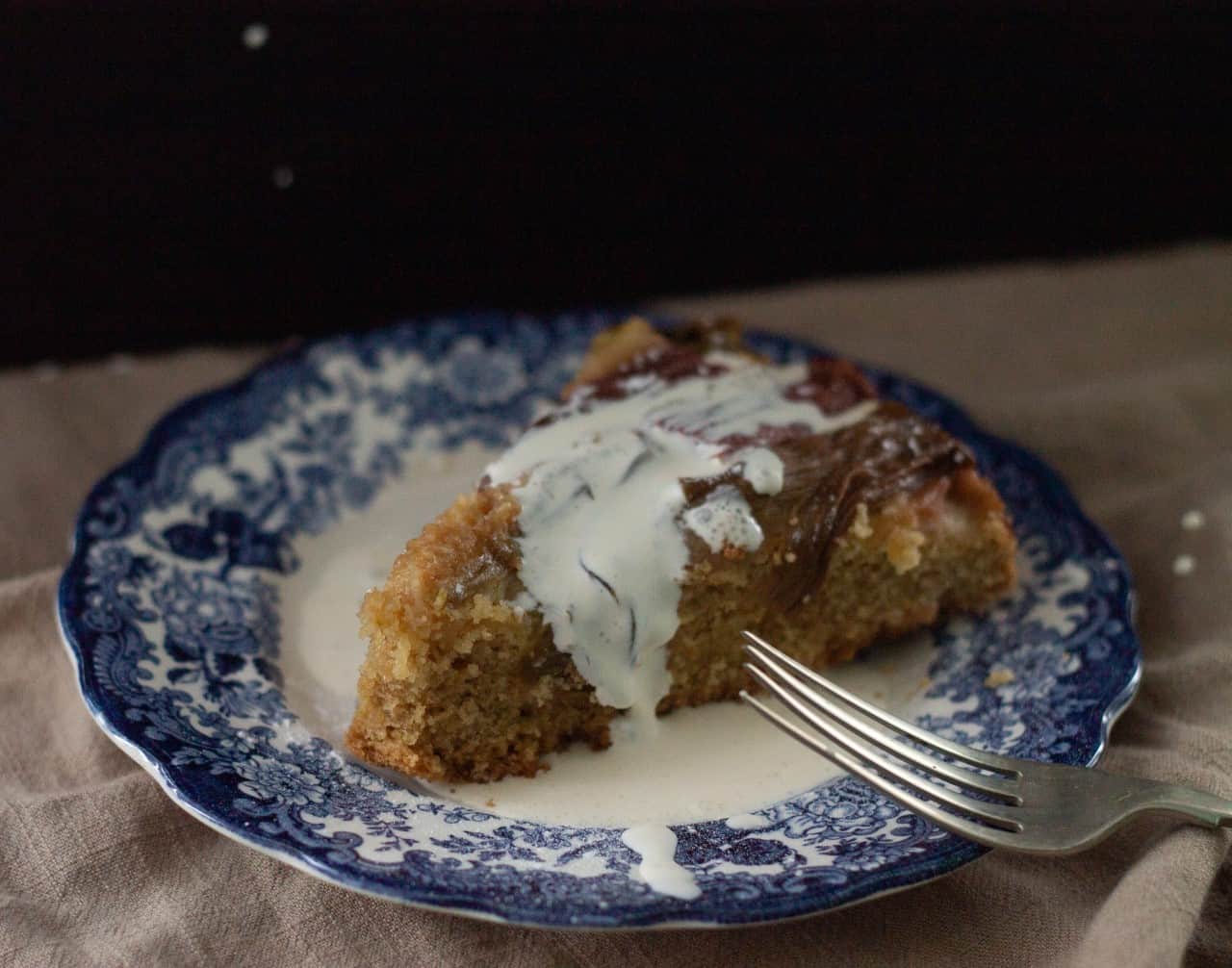 Rhubarb cake with cream