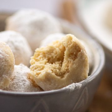 A bowl full of sugary russian teacakes