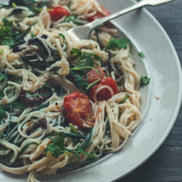 A bowl of pasta with tomatoes