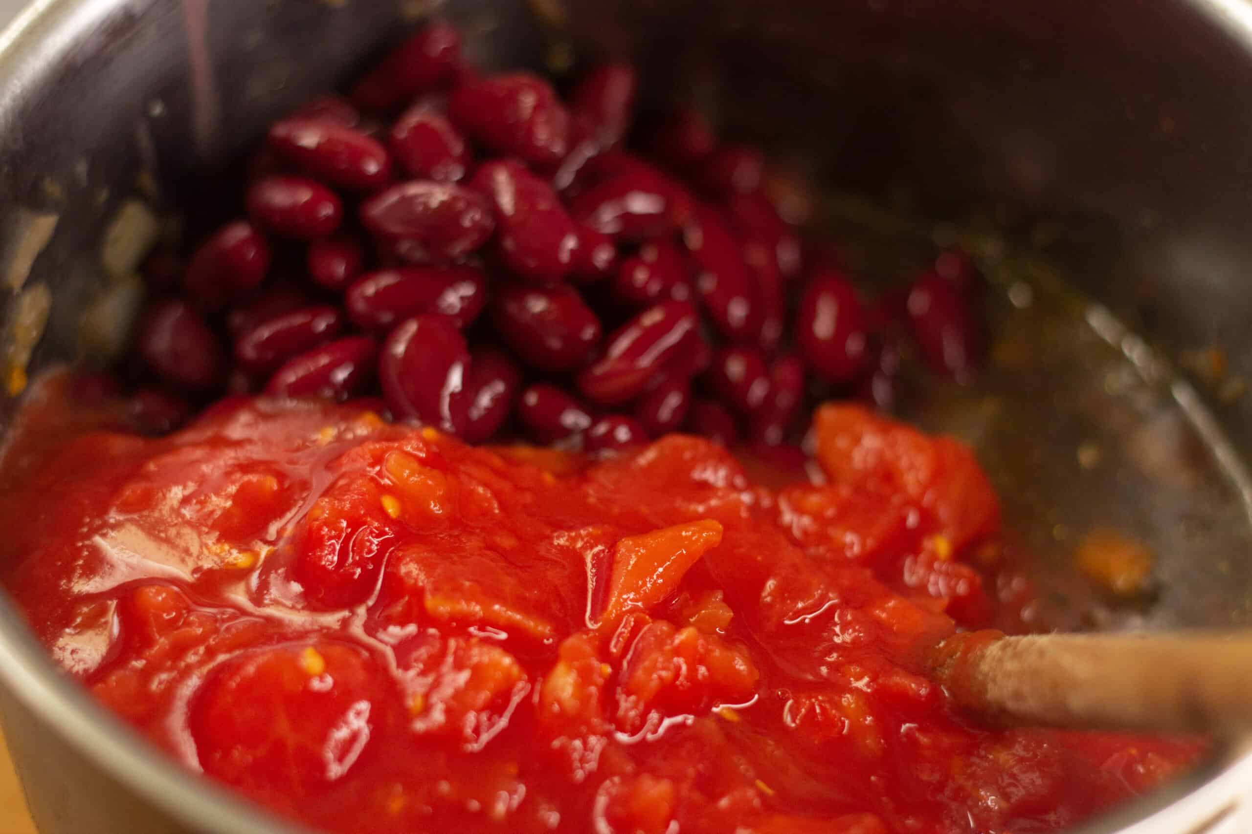 Adding tomatoes and beans to spaghetti bolgonese