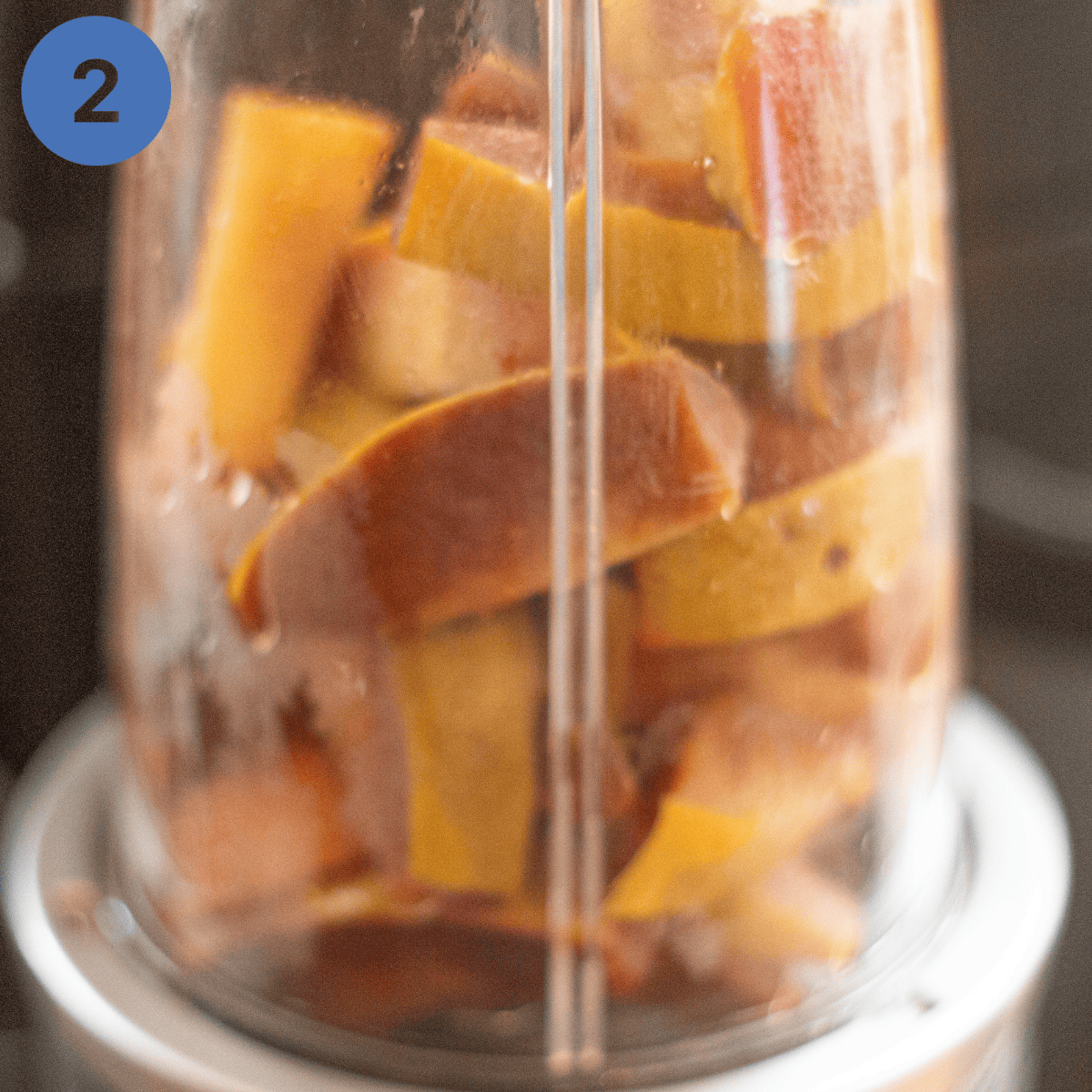 Blending quince in a blender.