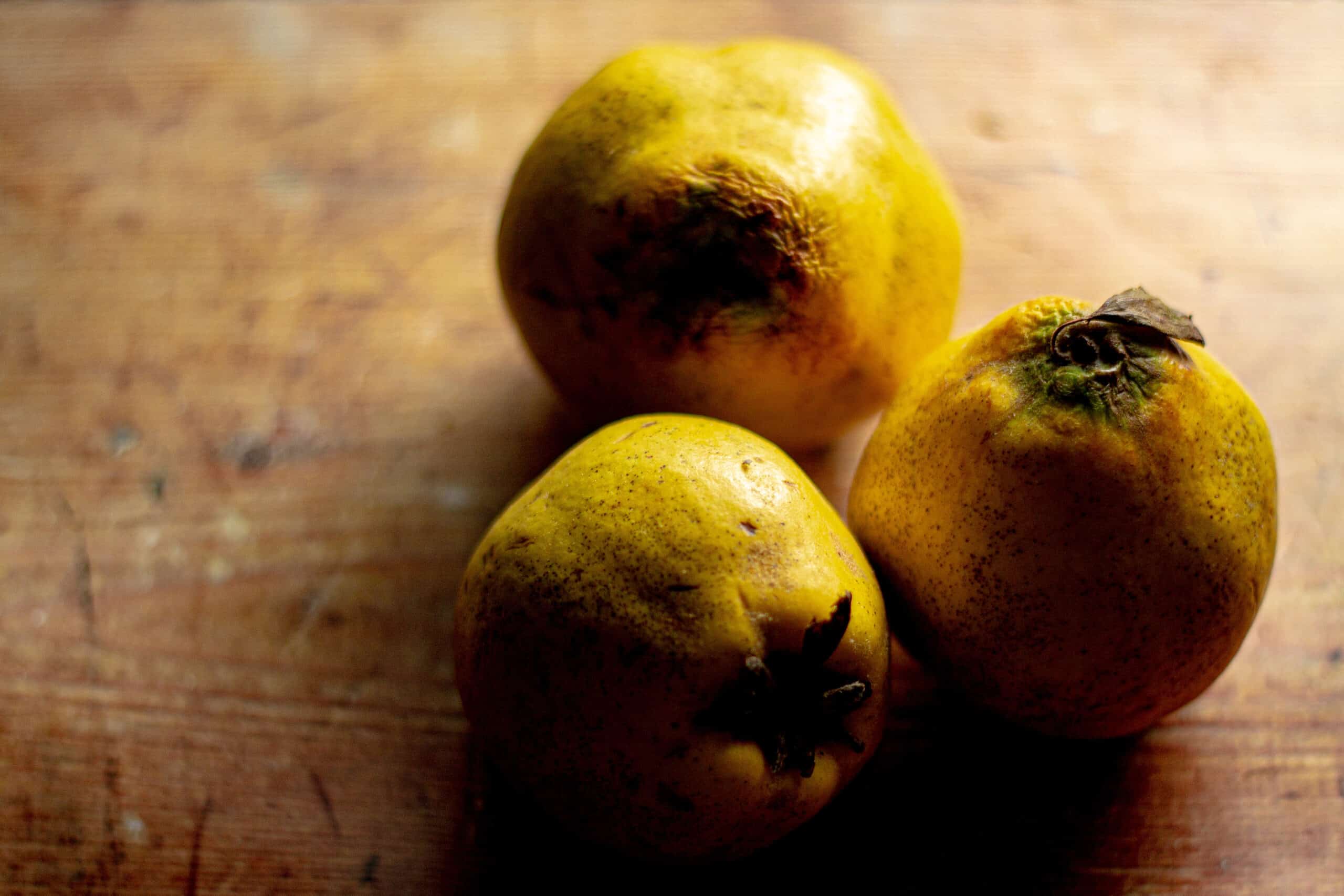 A bowl of quinces