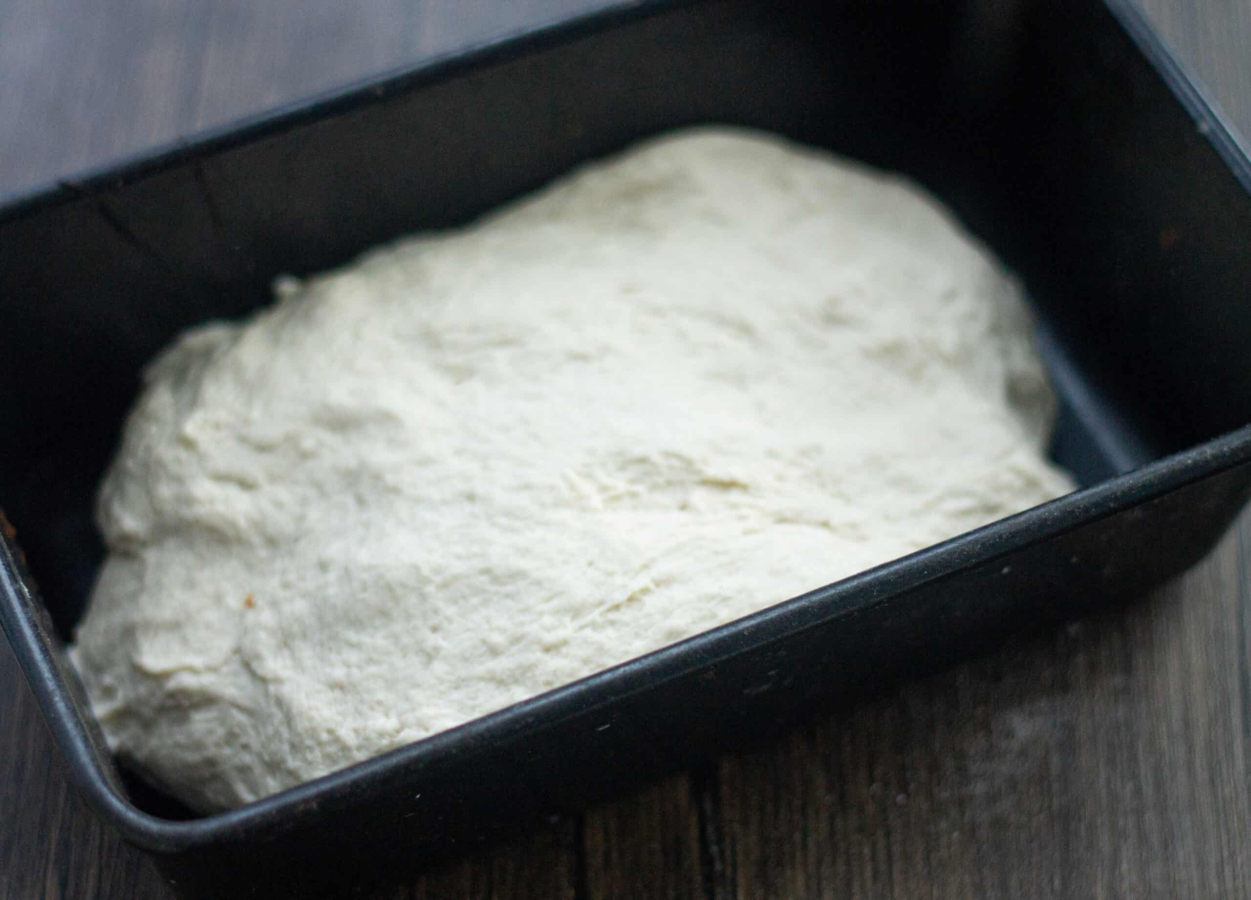 Leaving dough to rise in a loaf tin
