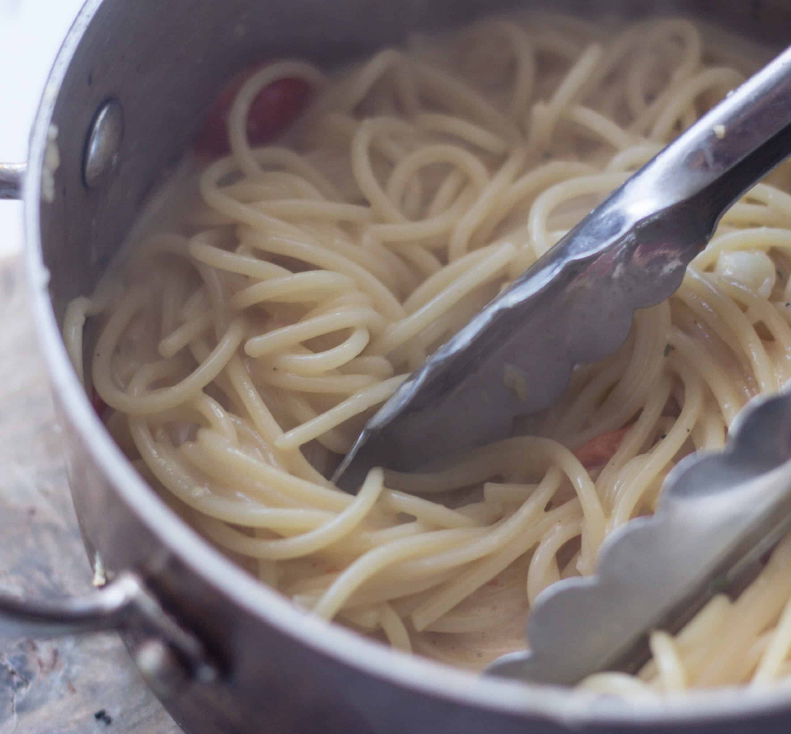 Add spaghetti to carbonara sauce