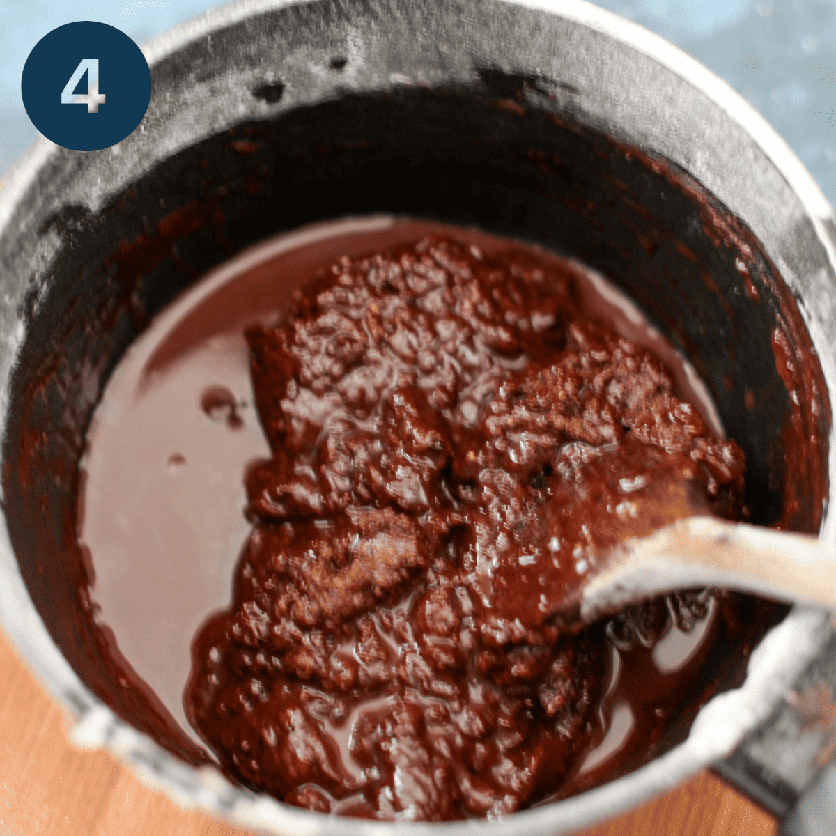 Adding icing sugat to melted chocolate.