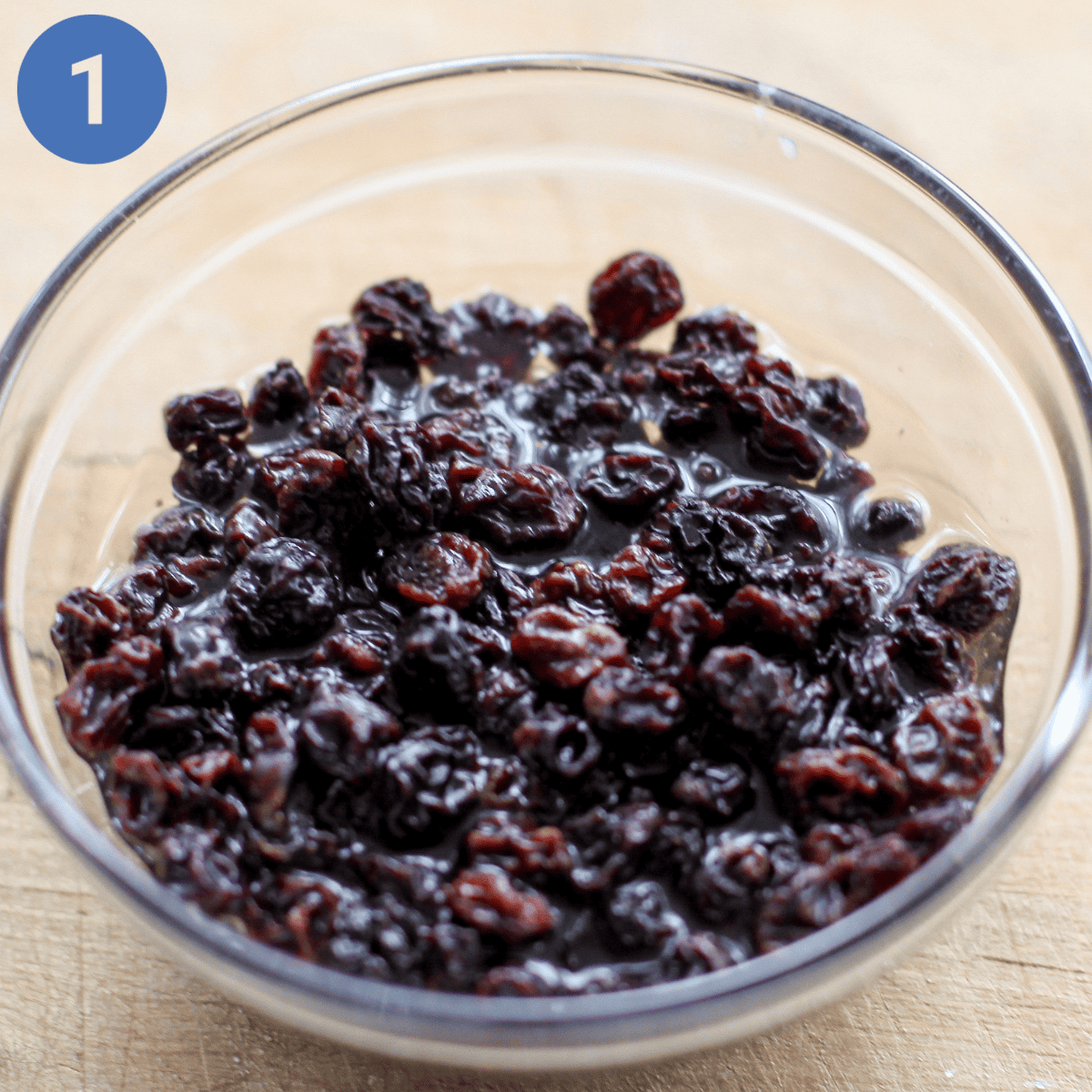 Soaking currants for currant buns.