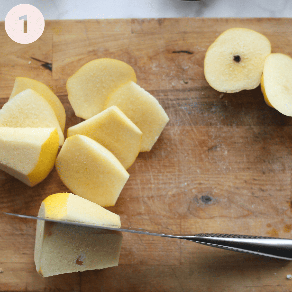 Peeled and sliced quince.