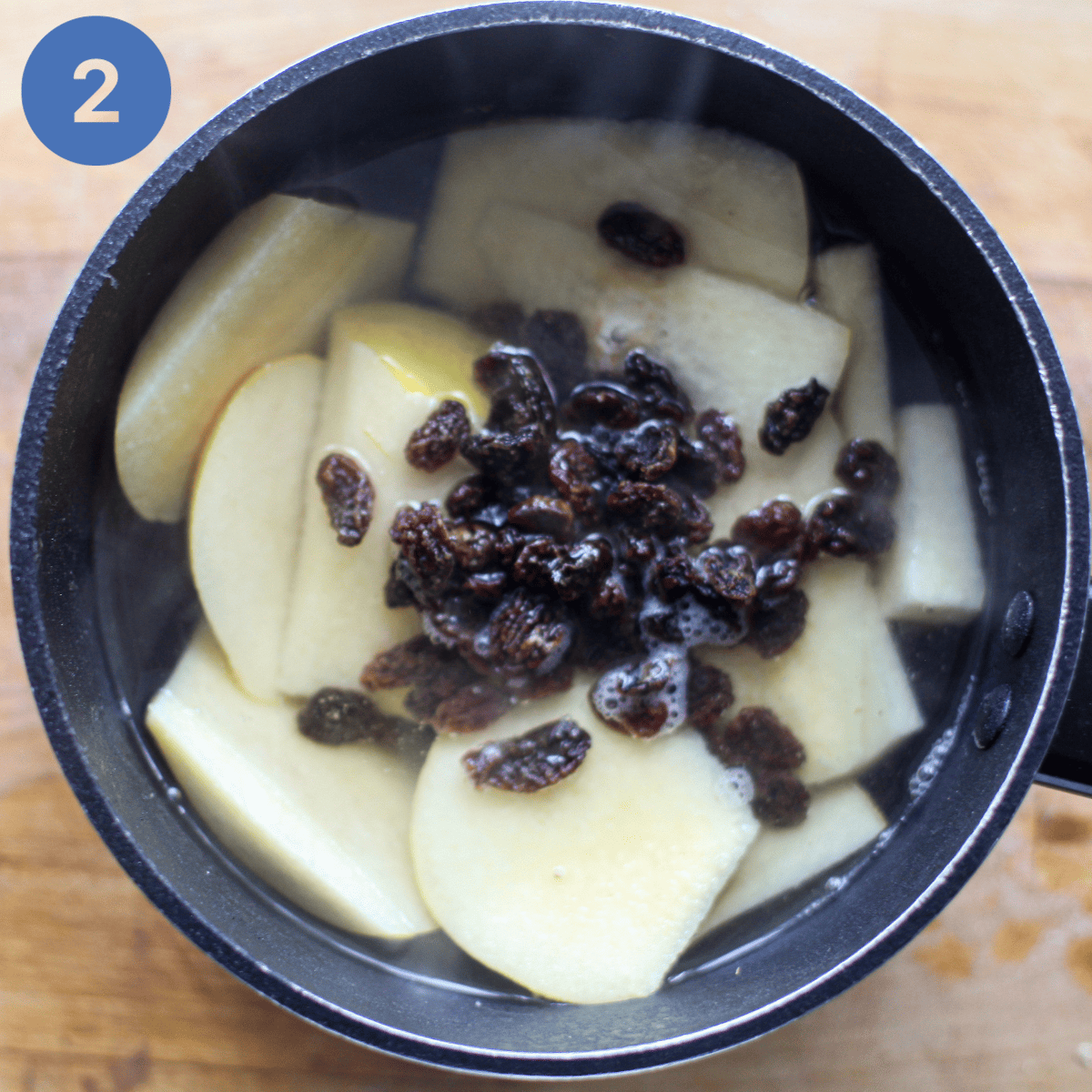 Add quince and sultanas to water.